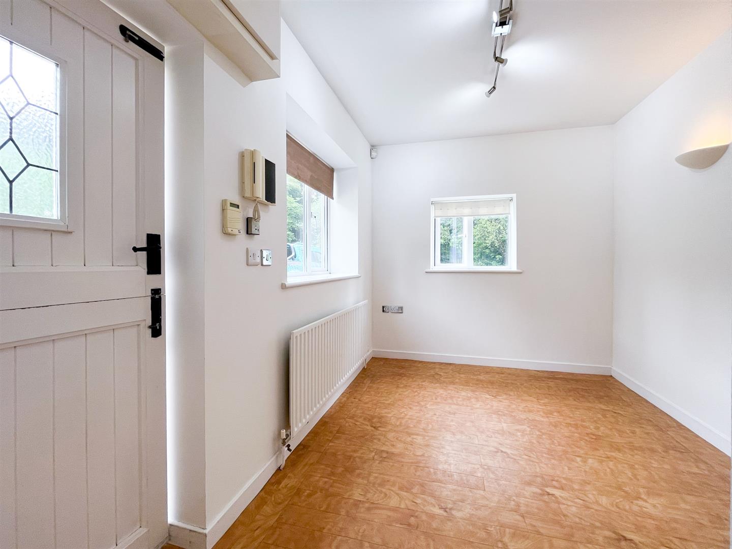 1 bed property in Tower Cottages, Esher